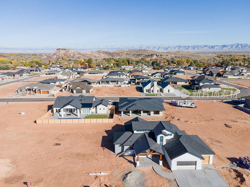 科罗拉多Grand Junction的Aerial有许多新的单户住宅以及新的多户共管公寓和联排别墅